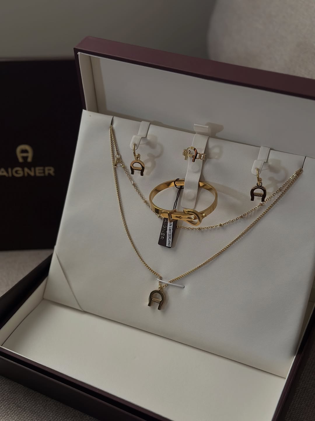 طقم مجوهرات Aigner الذهبي
