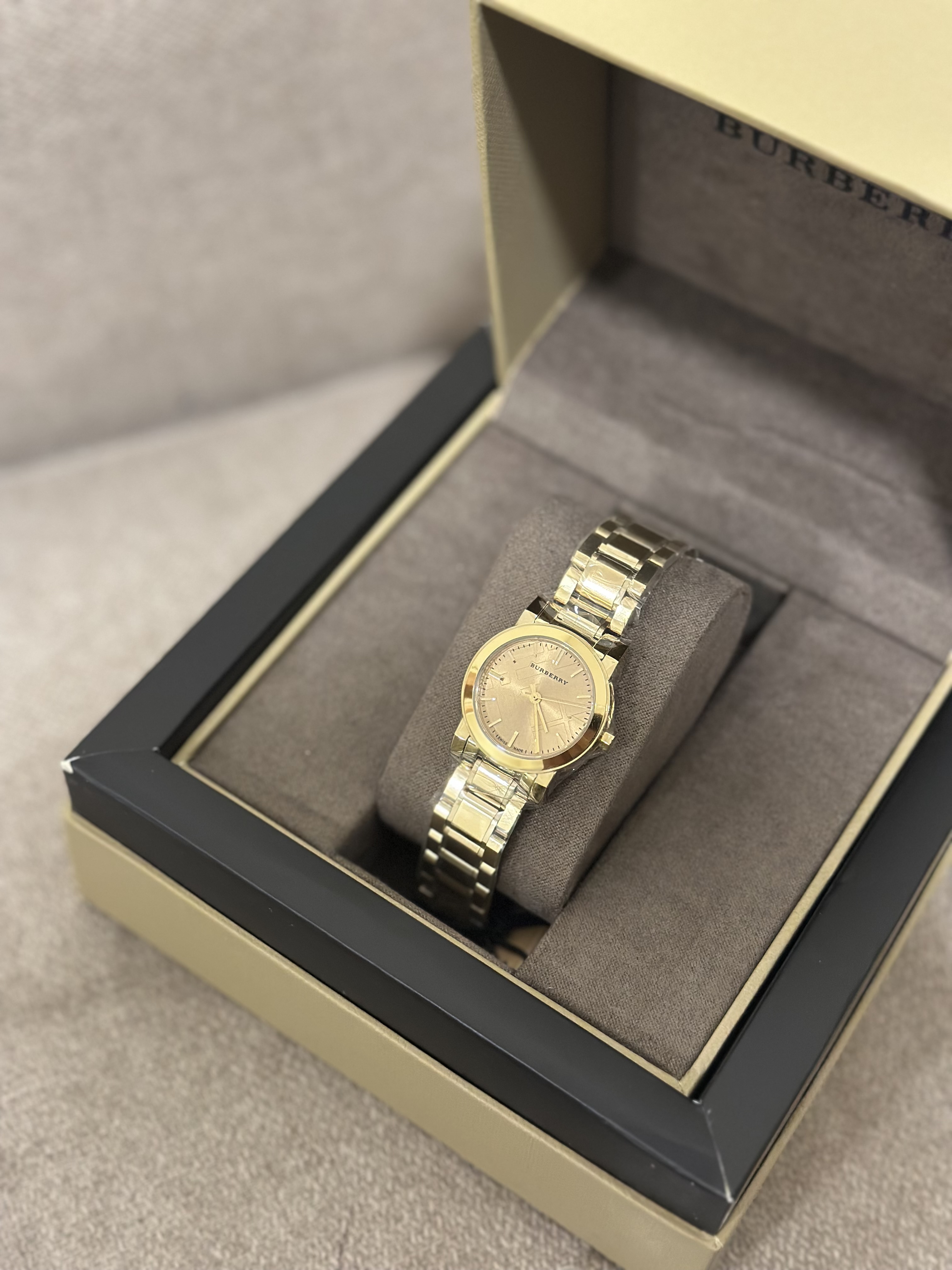 ساعة Burberry الذهبية الفاخرة