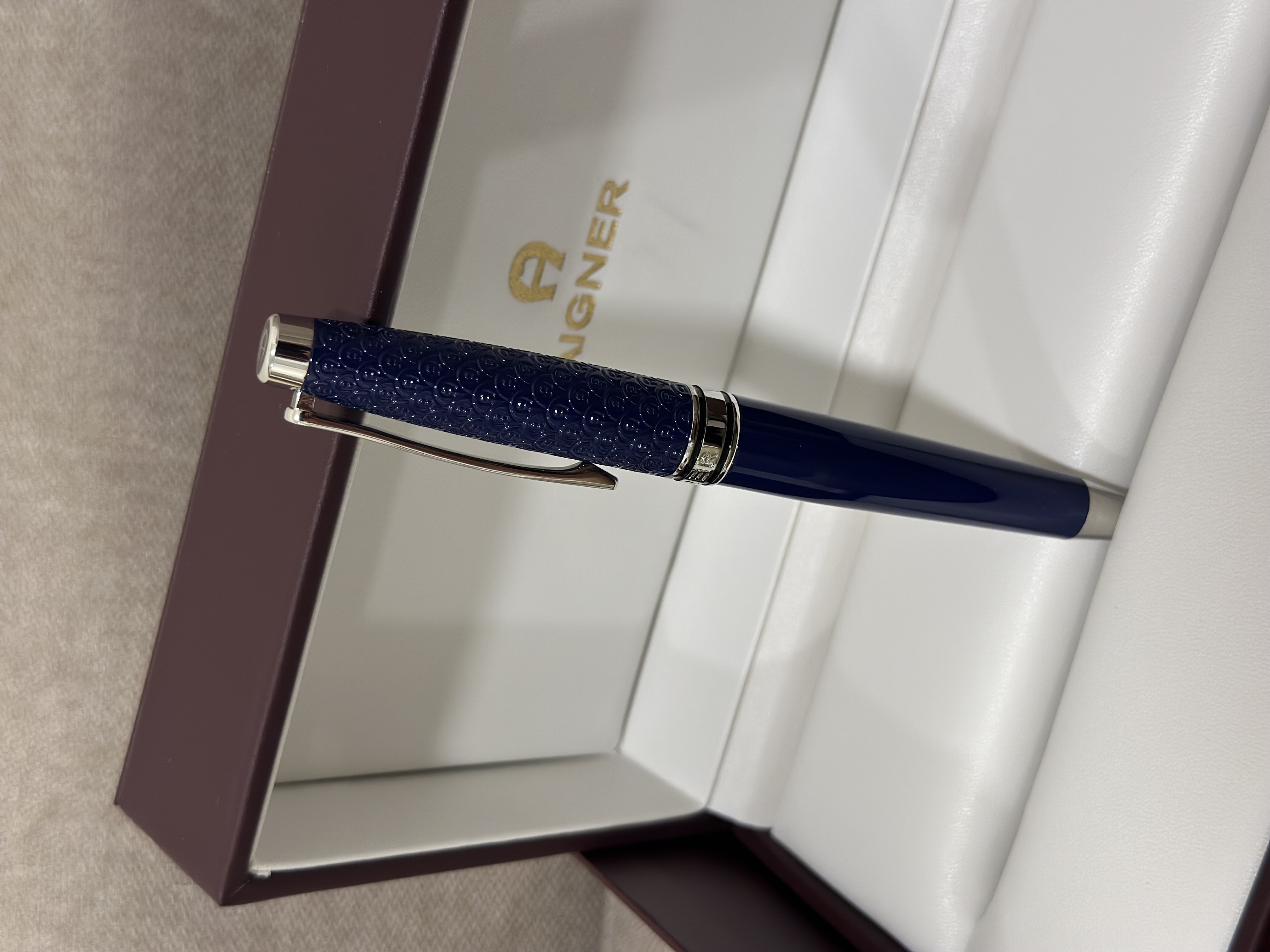قلم Aigner الكحلي الفاخر