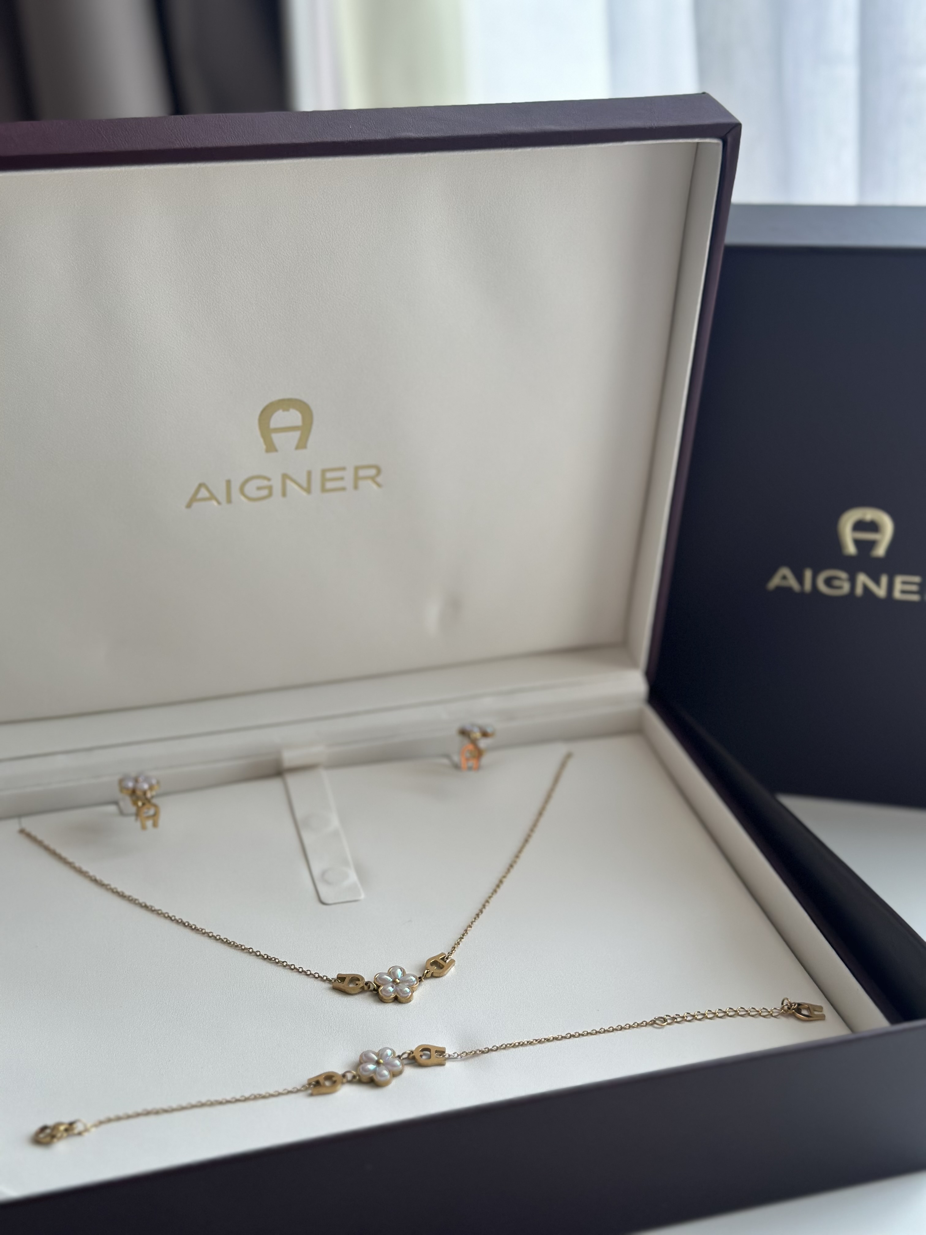 طقم Aigner بتصميم الورد