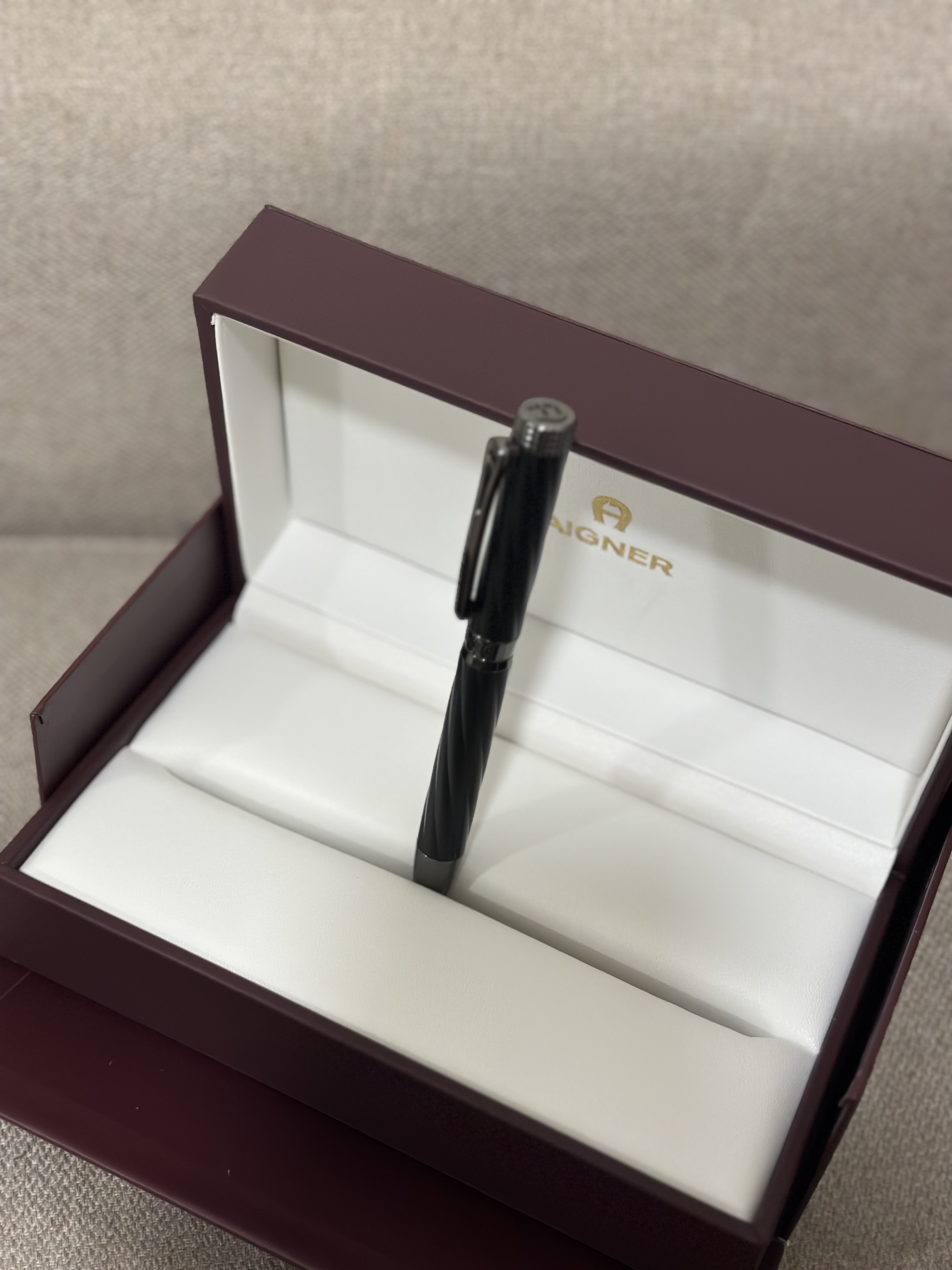 قلم Aigner أسود مطفي