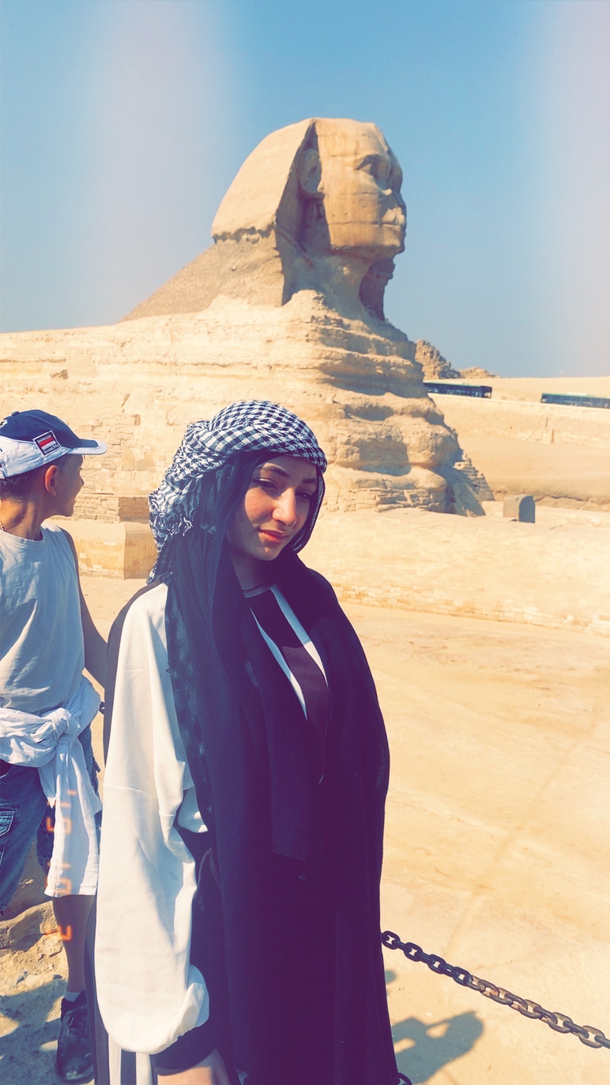 عملاء عند أبو الهول