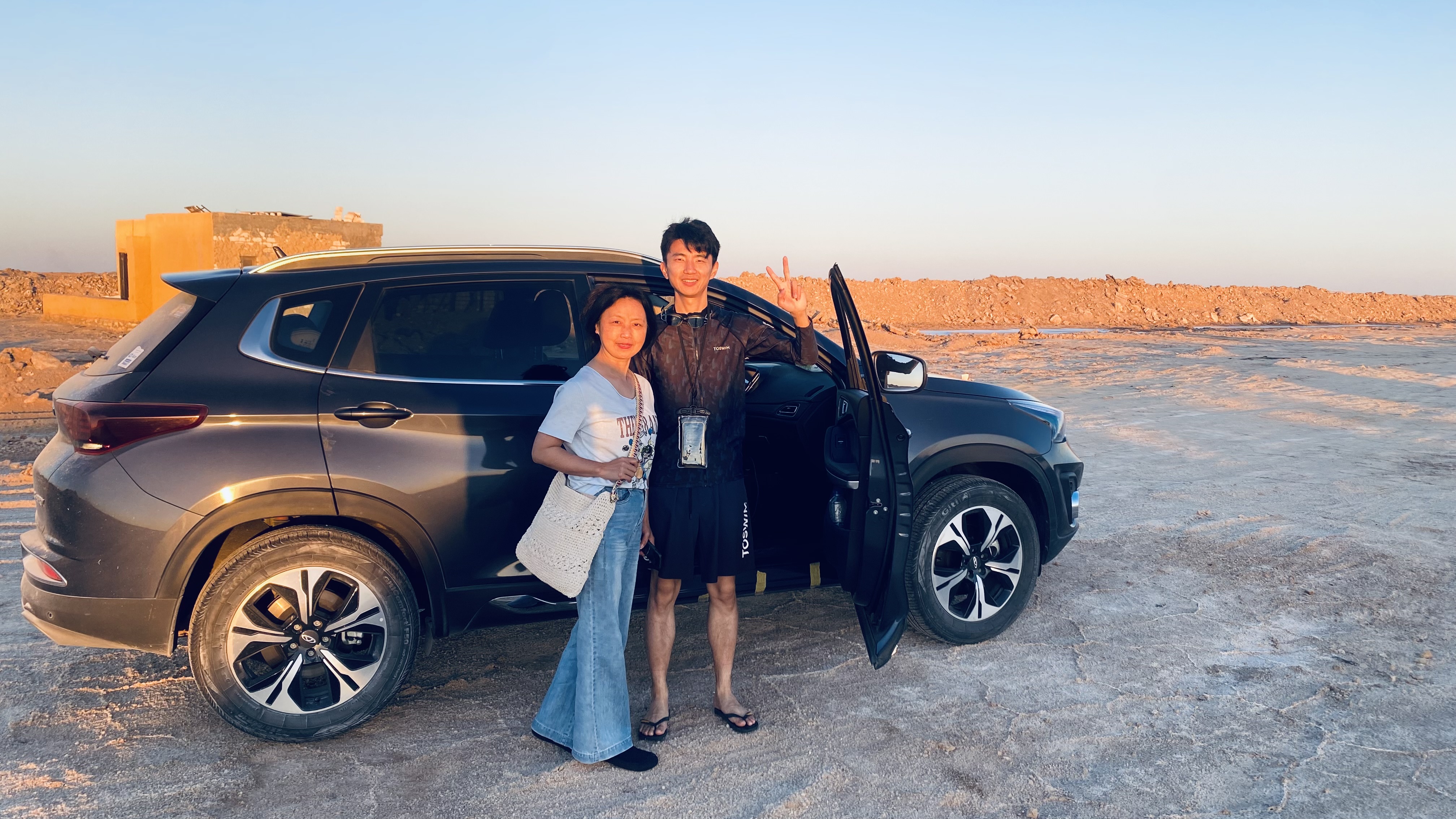 عملاء مع سيارة SUV في الصحراء